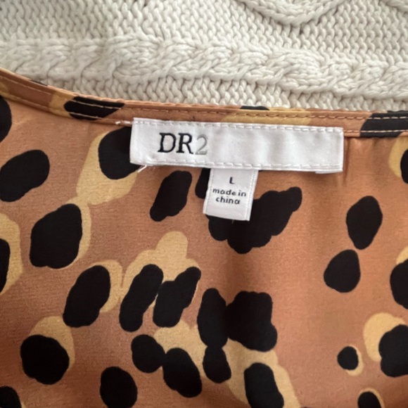 DR2 Designer Satin Tan and Black Pattern Print Blouse Women’s Size Large - Picture 14 of 16